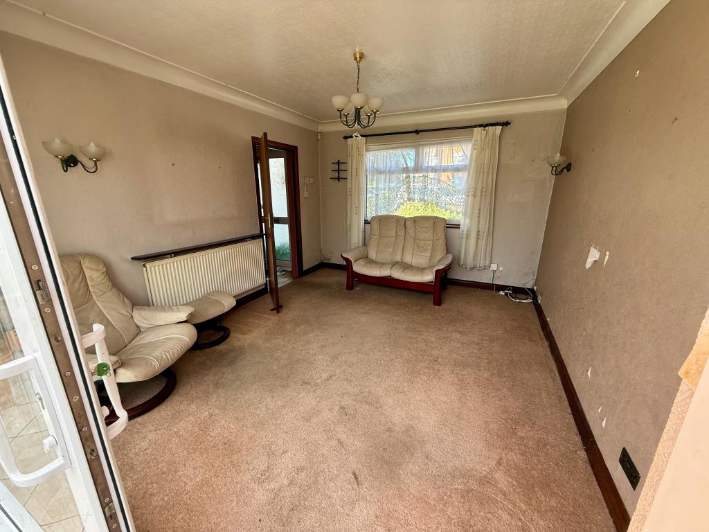 Lot: 150 - DETACHED HOUSE FOR REFURBISHMENT - Living room